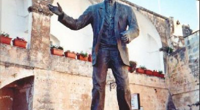 Tricase - piazza Antonio Dell'Abate - Statua in onore di Don Tonino Bello